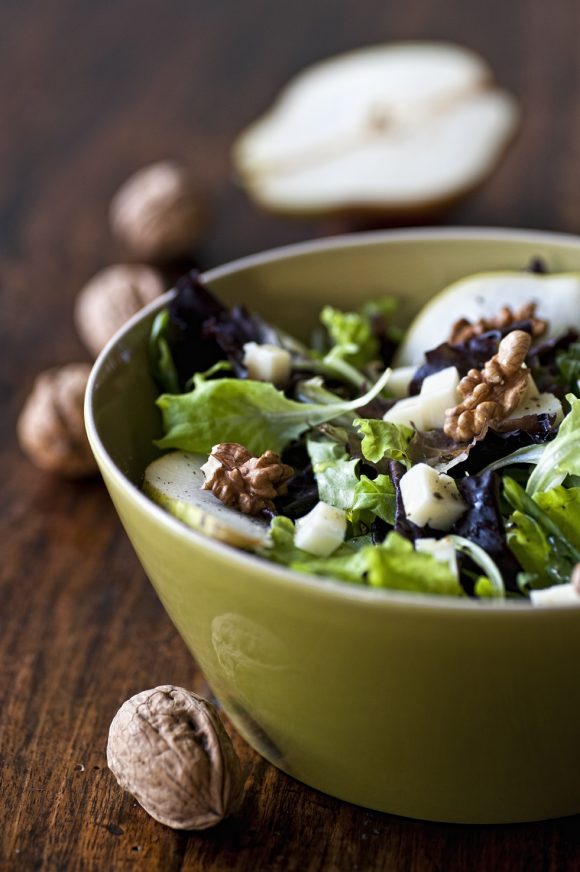INSALATA CON PERE, NOCI E PECORINO